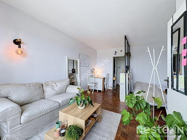 PLACE RABELAIS - STUDIO AVEC BALCON