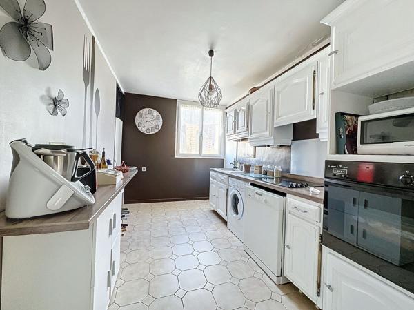 Appartement Meaux proche commerces - 5 pièces - 4 chambres - 82 m2 - cave et box fermé