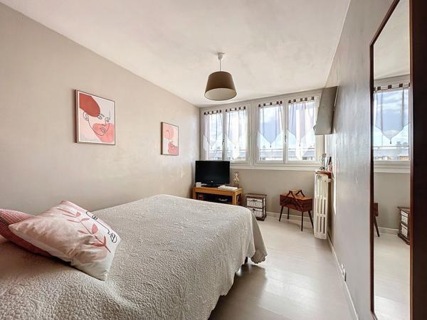 Appartement Meaux proche commerces - 5 pièces - 4 chambres - 82 m2 - cave et box fermé