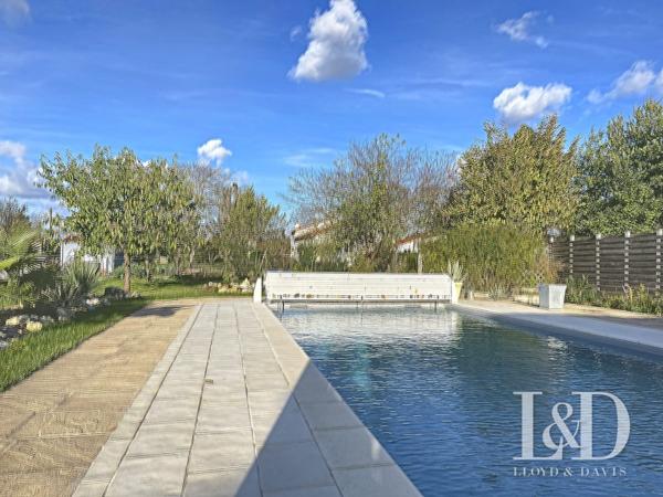 SAUJON : maison de 156 m² de  plain-pied + dépendances, 4 chambres avec piscine