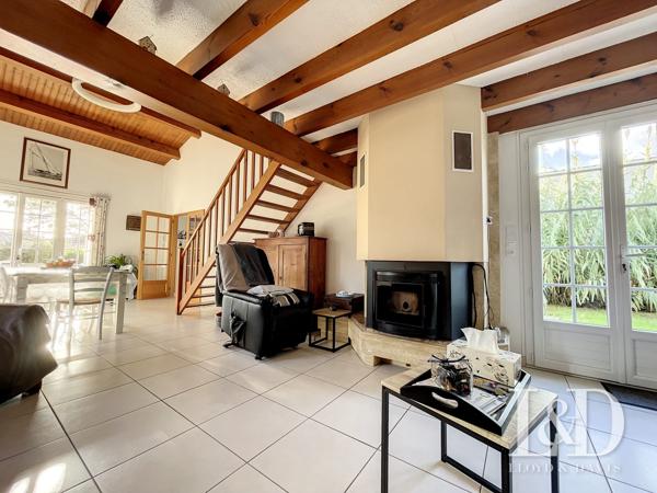 SAUJON : maison de 156 m² de  plain-pied + dépendances, 4 chambres avec piscine