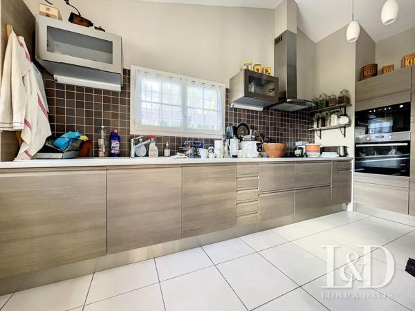 SAUJON : maison de 156 m² de  plain-pied + dépendances, 4 chambres avec piscine