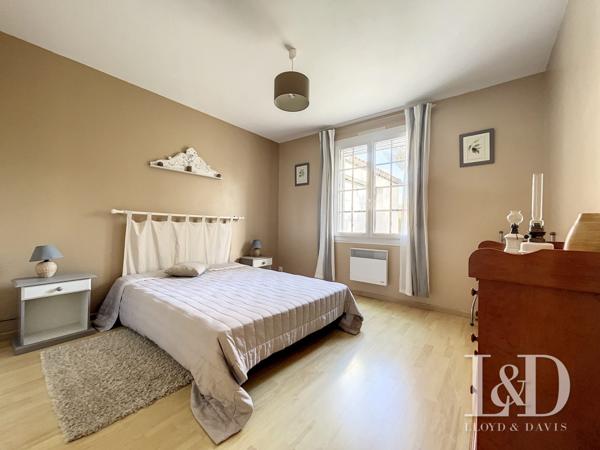 SAUJON : maison de 156 m² de  plain-pied + dépendances, 4 chambres avec piscine