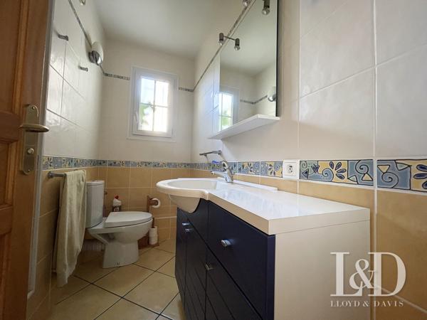 SAUJON : maison de 156 m² de  plain-pied + dépendances, 4 chambres avec piscine