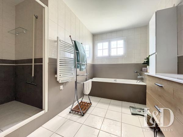 SAUJON : maison de 156 m² de  plain-pied + dépendances, 4 chambres avec piscine