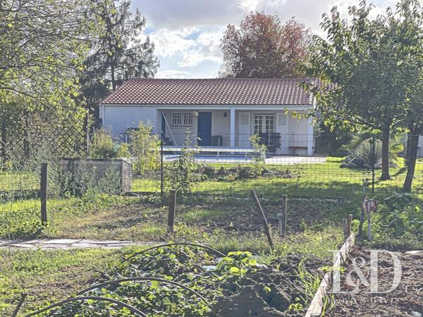 SAUJON : maison de 156 m² de  plain-pied + dépendances, 4 chambres avec piscine