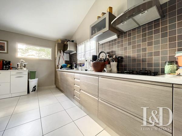 SAUJON : maison de 156 m² de  plain-pied + dépendances, 4 chambres avec piscine