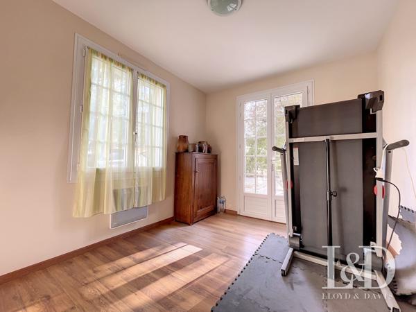 SAUJON : maison de 156 m² de  plain-pied + dépendances, 4 chambres avec piscine