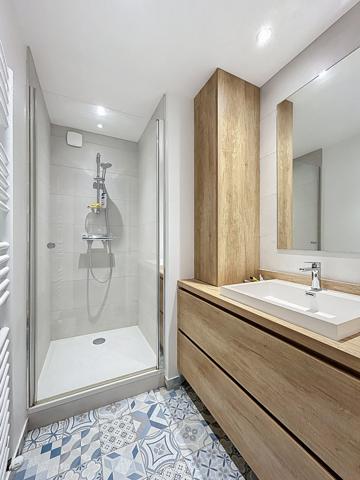 Découvrez sans tarder ce bien rare aux très belles prestations.