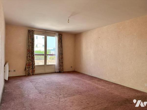 LES SABLES-D'OLONNE - Entre le port et la Grande Plage - Appartement T2 à rénover avec parking