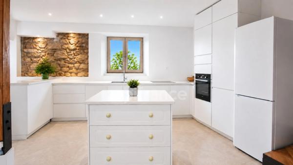 Maison de village T7 rénovée – 198 m² – Piscine – T3 indépendant – Crozet