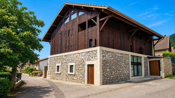 Maison de village T7 rénovée – 198 m² – Piscine – T3 indépendant – Crozet