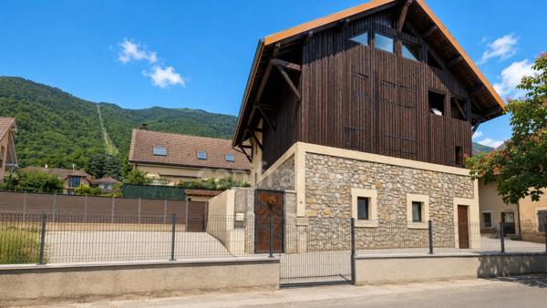Maison de village T7 rénovée – 198 m² – Piscine – T3 indépendant – Crozet