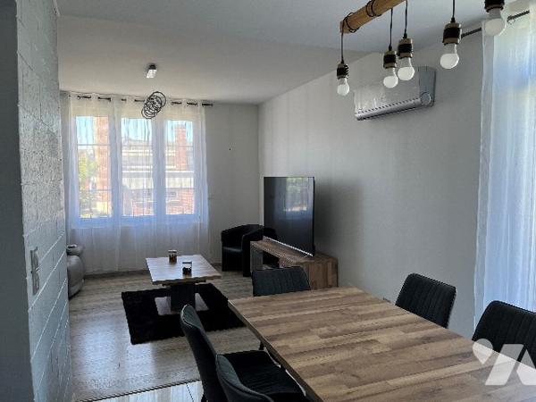 Maison d'habitation comprenant : salon-séjour, cuisine, 4 chambres, salle de bains, garages, jardin.