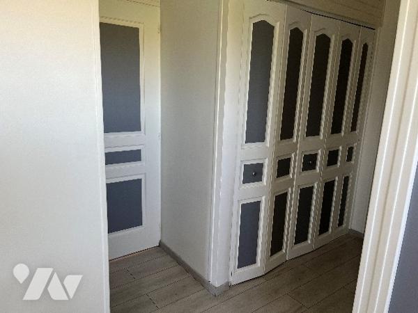 Maison d'habitation comprenant : salon-séjour, cuisine, 4 chambres, salle de bains, garages, jardin.