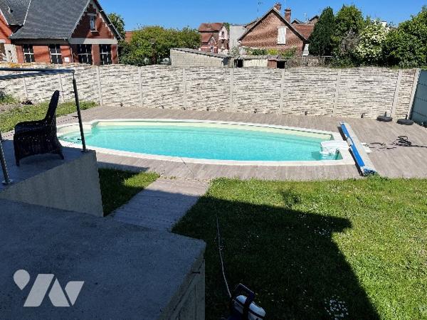 Maison d'habitation comprenant : salon-séjour, cuisine, 4 chambres, salle de bains, garages, jardin.