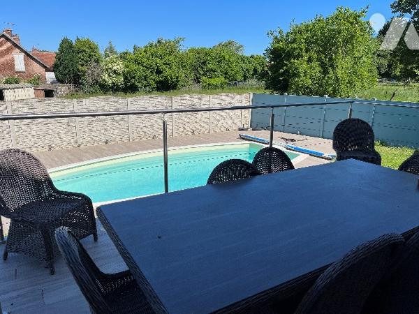 Maison d'habitation comprenant : salon-séjour, cuisine, 4 chambres, salle de bains, garages, jardin.