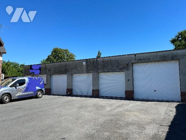 Maison d'habitation comprenant : salon-séjour, cuisine, 4 chambres, salle de bains, garages, jardin.