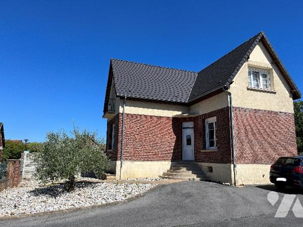 Maison d'habitation comprenant : salon-séjour, cuisine, 4 chambres, salle de bains, garages, jardin.