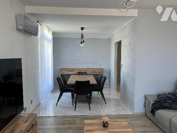 Maison d'habitation comprenant : salon-séjour, cuisine, 4 chambres, salle de bains, garages, jardin.