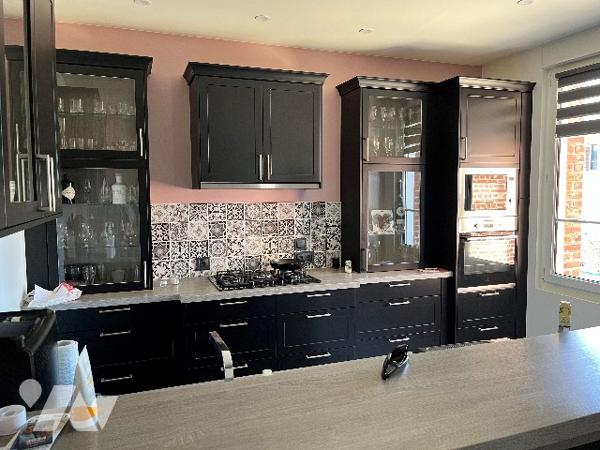 Maison d'habitation comprenant : salon-séjour, cuisine, 4 chambres, salle de bains, garages, jardin.