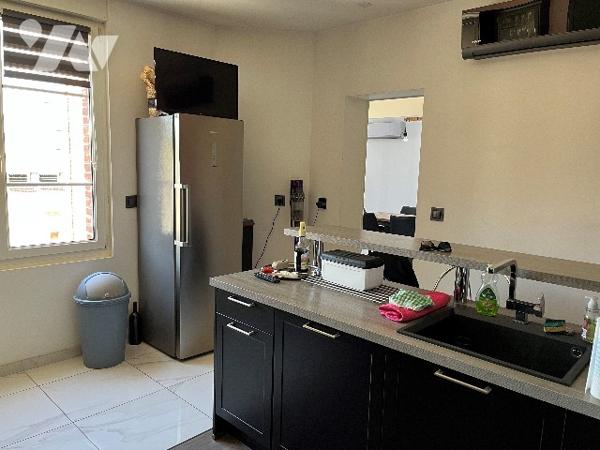 Maison d'habitation comprenant : salon-séjour, cuisine, 4 chambres, salle de bains, garages, jardin.