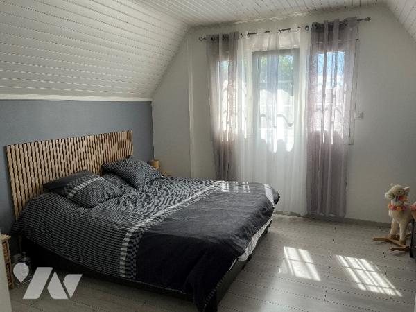 Maison d'habitation comprenant : salon-séjour, cuisine, 4 chambres, salle de bains, garages, jardin.