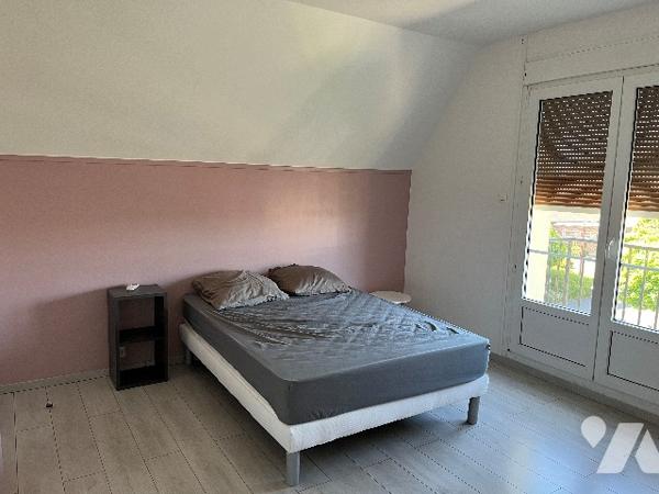 Maison d'habitation comprenant : salon-séjour, cuisine, 4 chambres, salle de bains, garages, jardin.