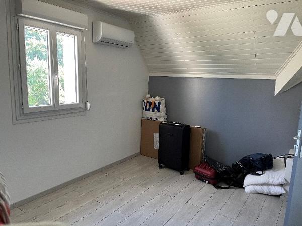 Maison d'habitation comprenant : salon-séjour, cuisine, 4 chambres, salle de bains, garages, jardin.