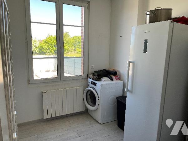 Maison d'habitation comprenant : salon-séjour, cuisine, 4 chambres, salle de bains, garages, jardin.