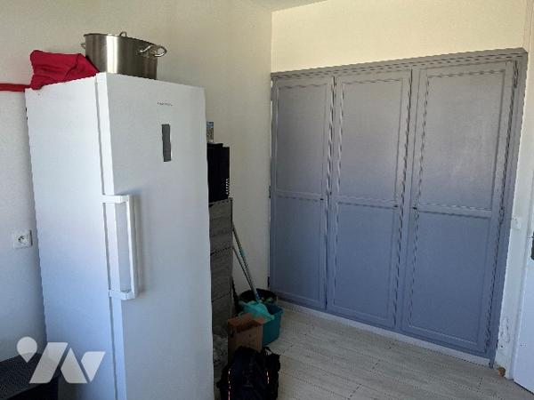 Maison d'habitation comprenant : salon-séjour, cuisine, 4 chambres, salle de bains, garages, jardin.