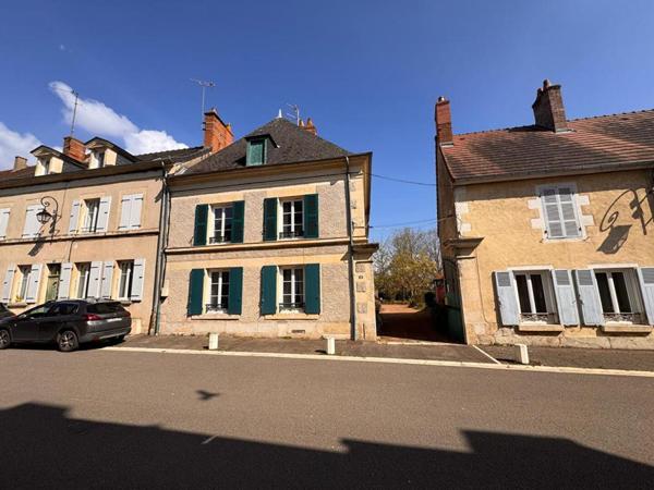 Maison de caractère 332 m² - Terrain 2 489 m² - Piscine - Dépendances - Proche Magny-Cours