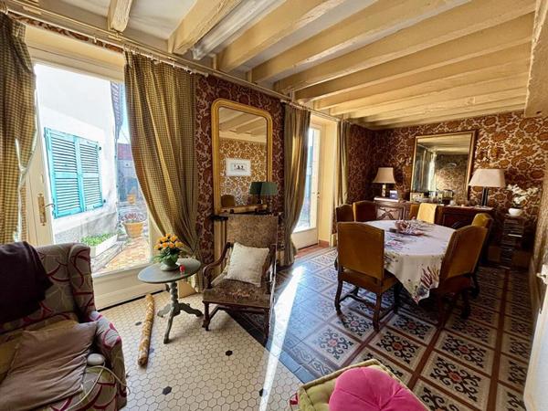 Maison de caractère 332 m² - Terrain 2 489 m² - Piscine - Dépendances - Proche Magny-Cours