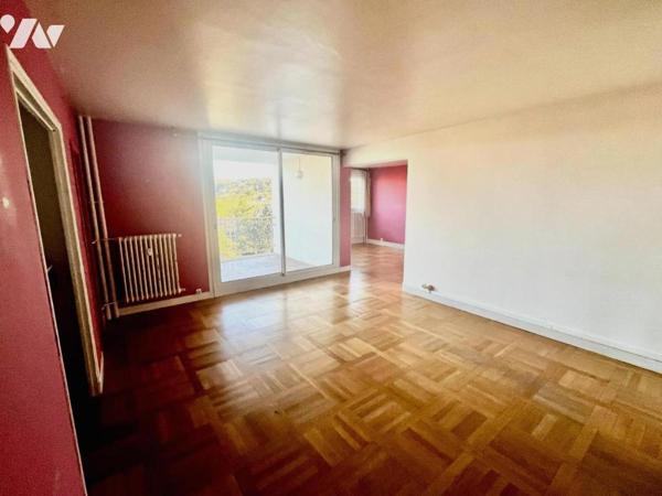 Grand P4 bien ajouré avec loggia, centre-ville