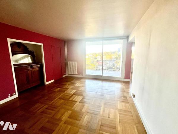 Grand P4 bien ajouré avec loggia, centre-ville