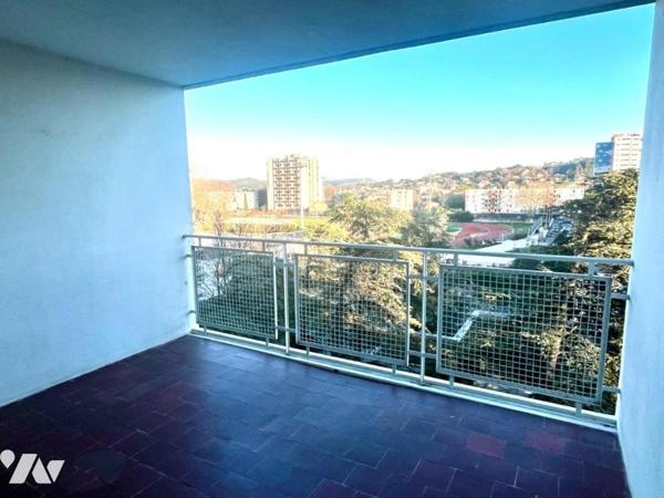 Grand P4 bien ajouré avec loggia, centre-ville