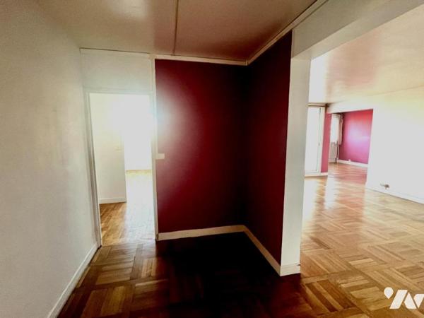 Grand P4 bien ajouré avec loggia, centre-ville