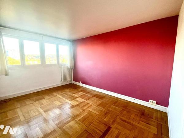 Grand P4 bien ajouré avec loggia, centre-ville