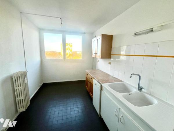 Grand P4 bien ajouré avec loggia, centre-ville