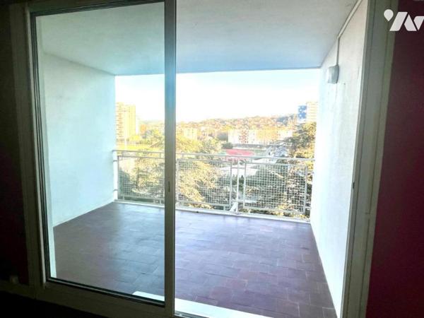 Grand P4 bien ajouré avec loggia, centre-ville