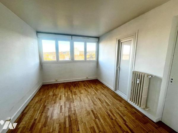 Grand P4 bien ajouré avec loggia, centre-ville