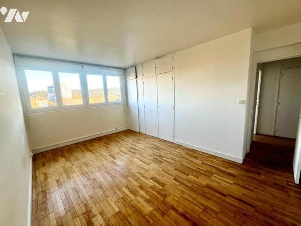 Grand P4 bien ajouré avec loggia, centre-ville