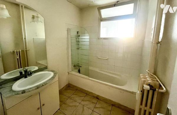 Grand P4 bien ajouré avec loggia, centre-ville