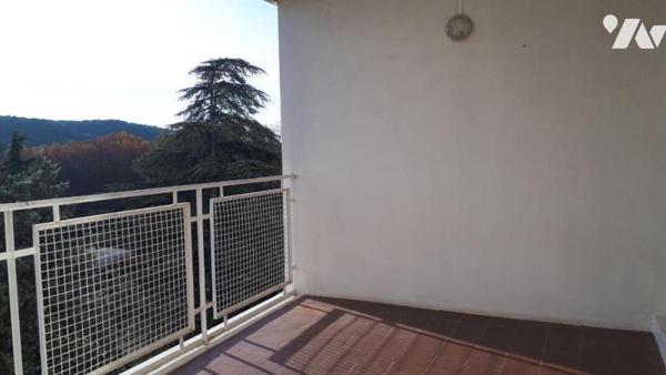 Grand P4 bien ajouré avec loggia, centre-ville