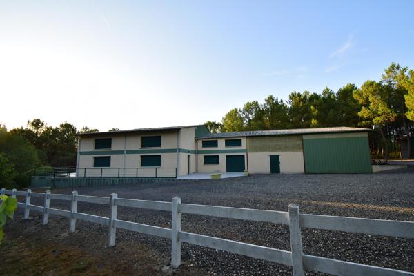 Pavillon de chasse de 600m² avec salle de réception de 218m²