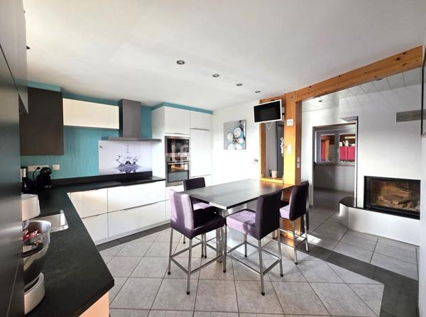 Belle propriété atypique avec véranda, piscine et dépendance