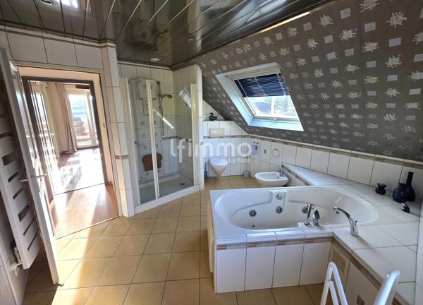 Belle propriété atypique avec véranda, piscine et dépendance