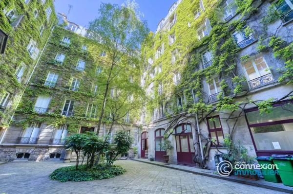 Beau classique en étage élevé sur cour
