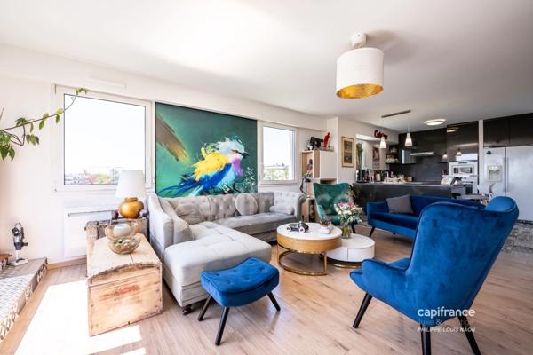 A moins de 10 minutes de la Place de la République, venez découvrir dans une résidence de Standing, ce bel appartement lumineux situé au dernier étage et orienté plein sud !