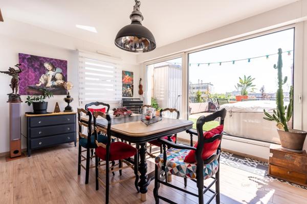 A moins de 10 minutes de la Place de la République, venez découvrir dans une résidence de Standing, ce bel appartement lumineux situé au dernier étage et orienté plein sud !